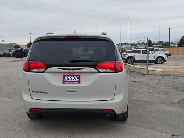 Used 2020 Chrysler Pacifica Touring-L w/ S Appearance Package FWD image 6