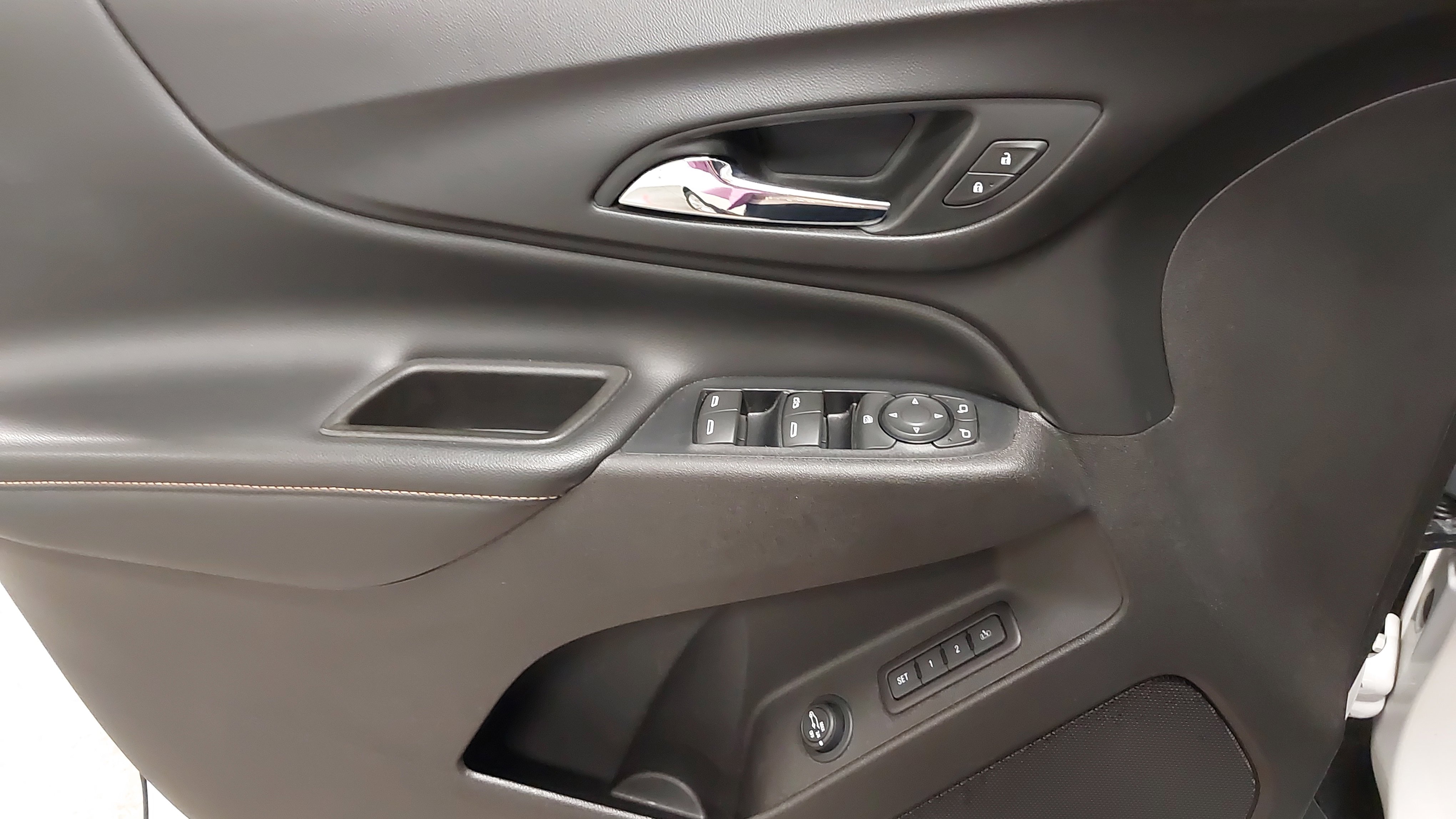 Used 2018 Chevrolet Equinox Premier image 24