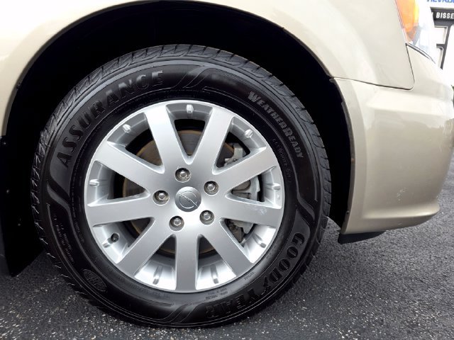 Used 2014 Chrysler Town & Country Touring FWD image 11