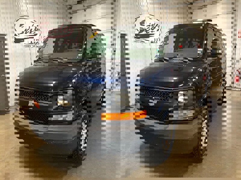 Used 2006 Chevrolet Express 1500 Passenger image 2