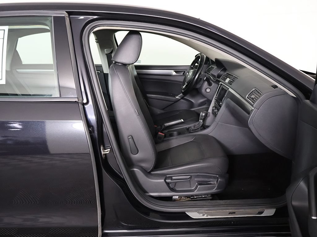 Used 2018 Volkswagen Passat 2.0T R-Line w/ R-Line Lighting Package FWD image 24