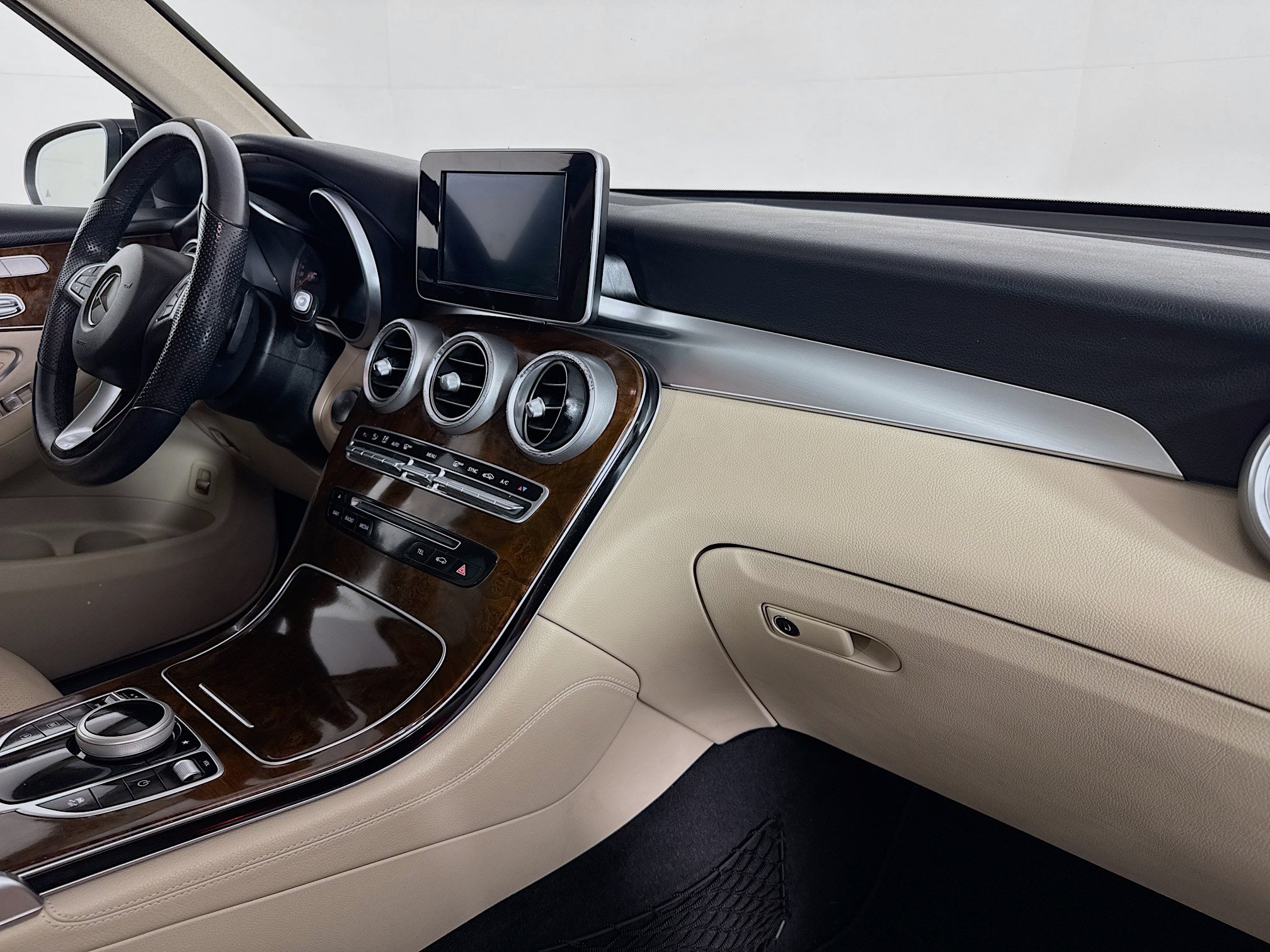 Used 2017 Mercedes-Benz GLC 300 w/ Premium 1 Package image 27