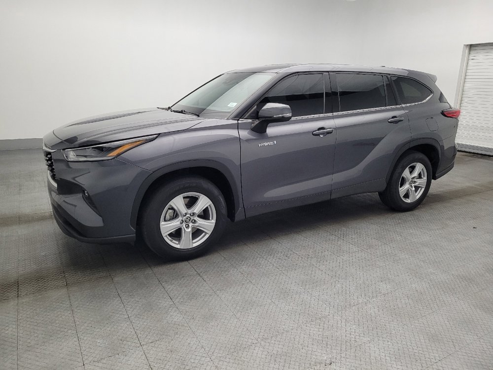 Used 2021 Toyota Highlander LE image 2