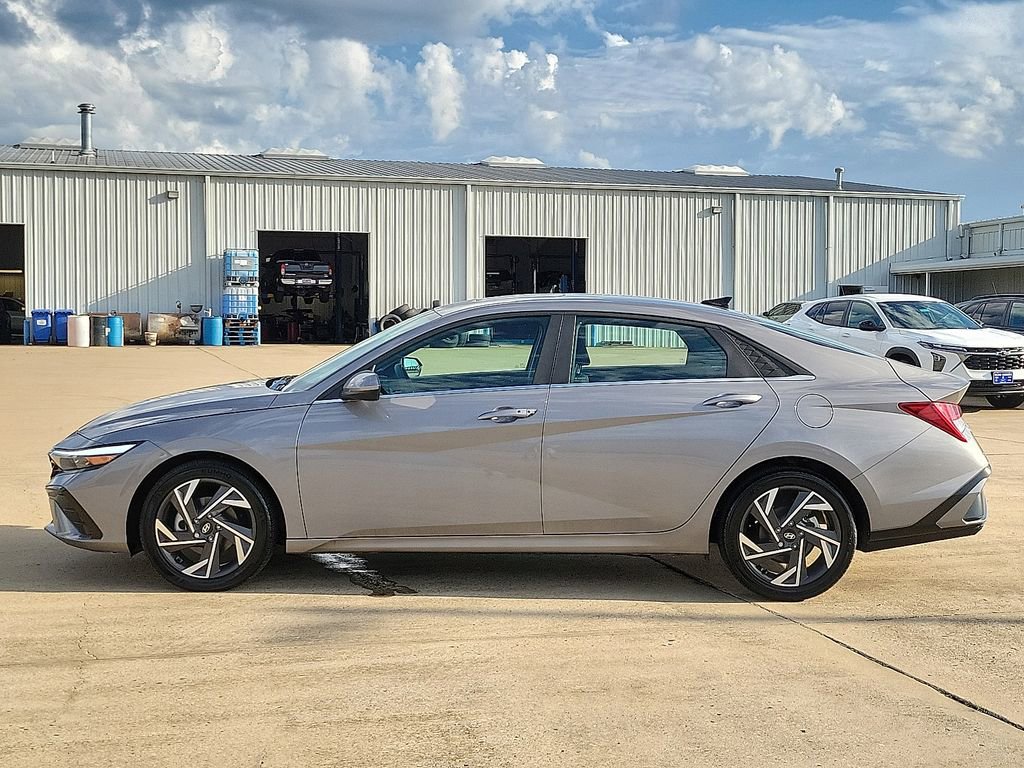 Used 2024 Hyundai Elantra SEL w/ Convenience Package image 3