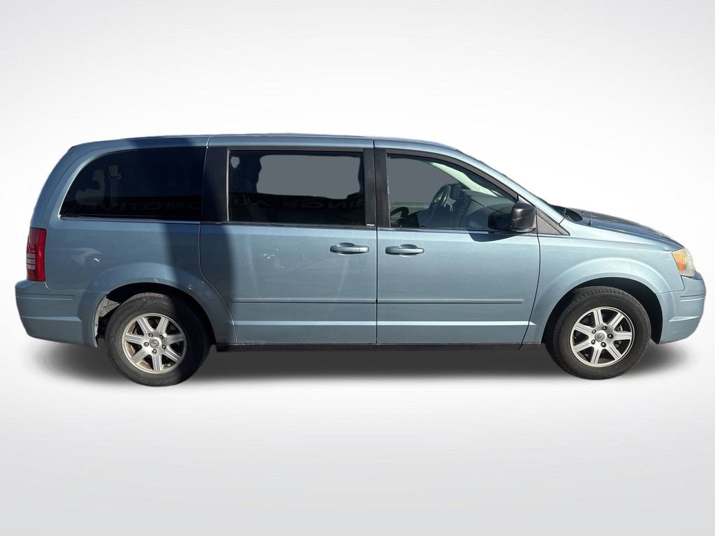 Used 2010 Chrysler Town & Country LX image 4