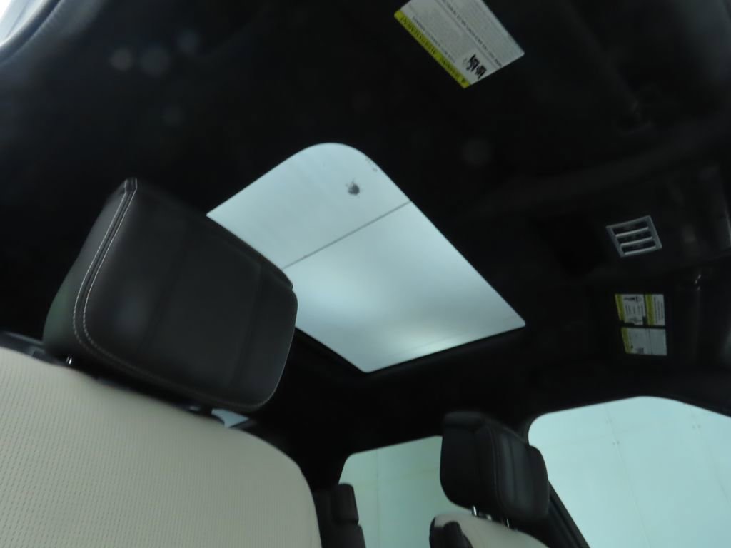 Used 2024 Land Rover Discovery Dynamic SE image 19