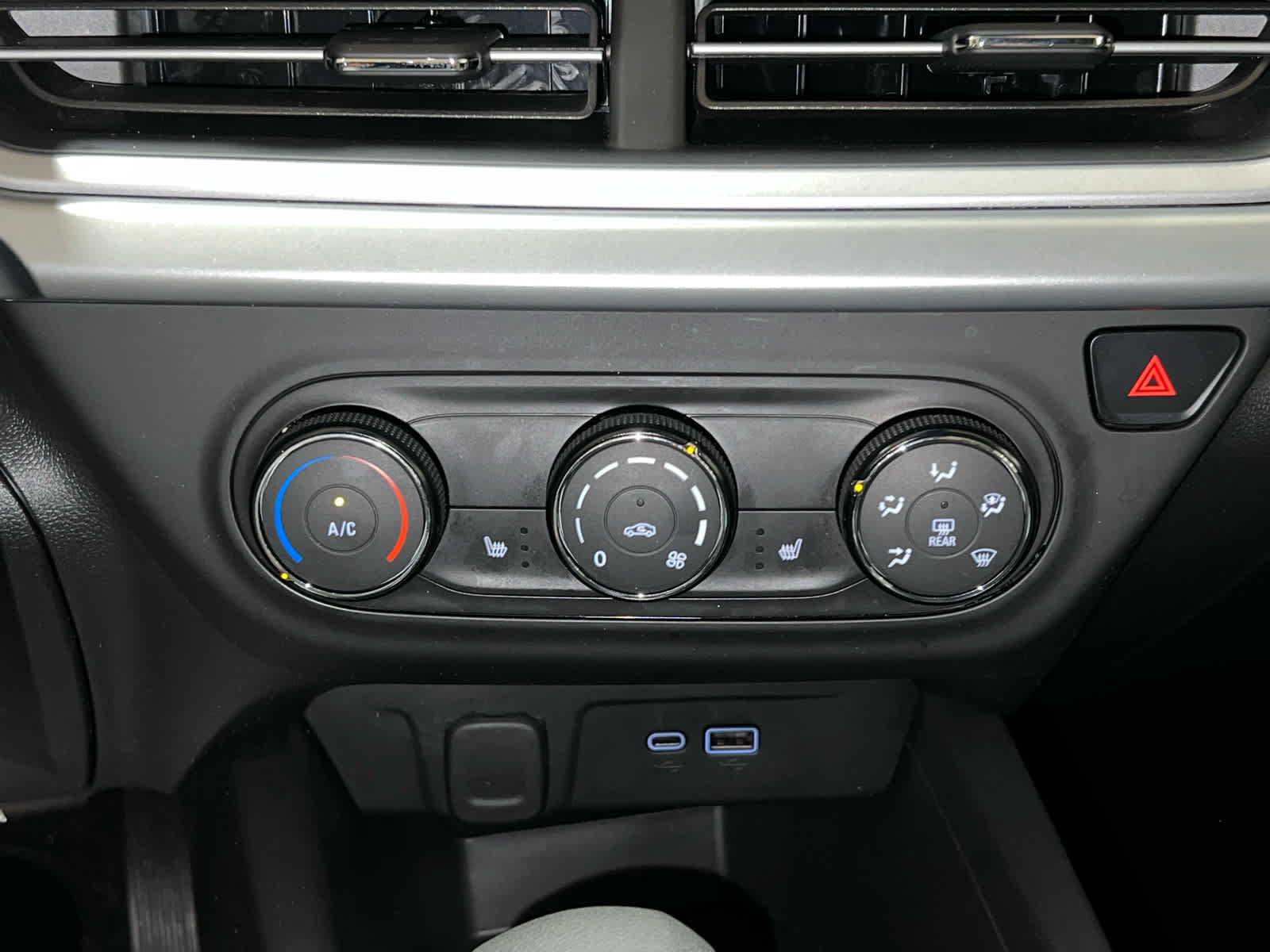 Used 2024 Chevrolet Trax LS w/ LS Convenience Package FWD image 25