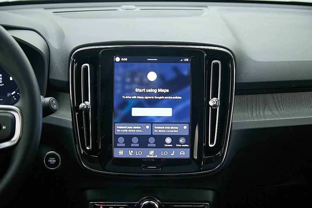 Certified 2026 Volvo XC40 B5 Plus AWD/4WD image 28