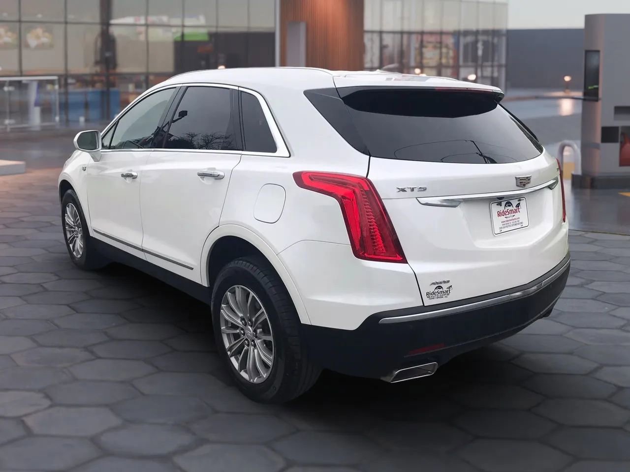 Used 2017 Cadillac XT5 Luxury w/ Driver Awareness Package AWD/4WD image 5