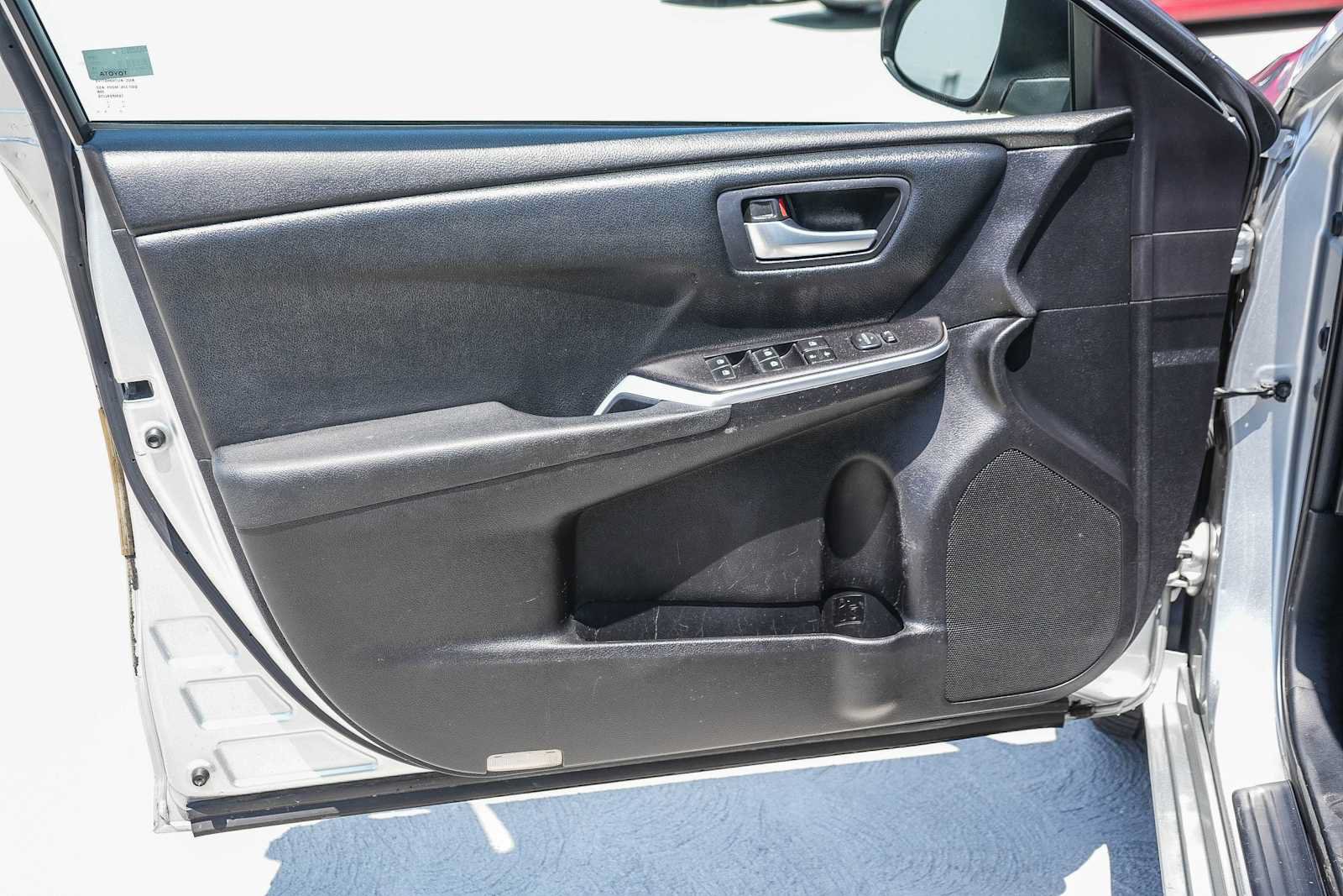 Used 2015 Toyota Camry SE FWD image 19