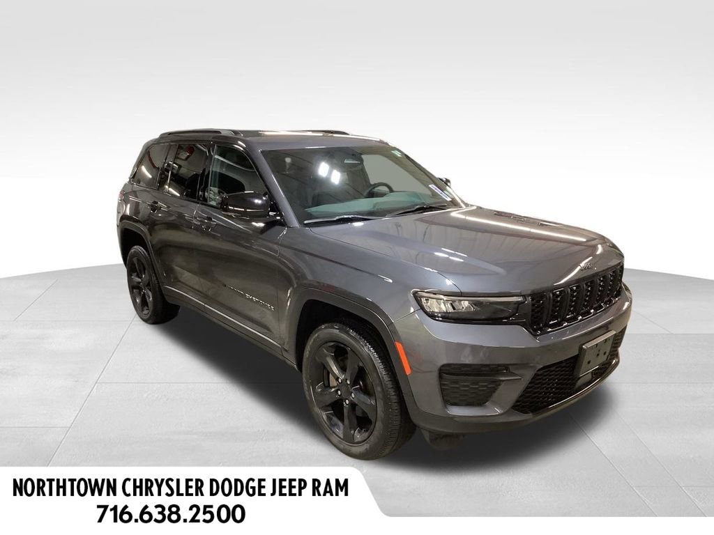 Used 2023 Jeep Grand Cherokee Altitude image 2