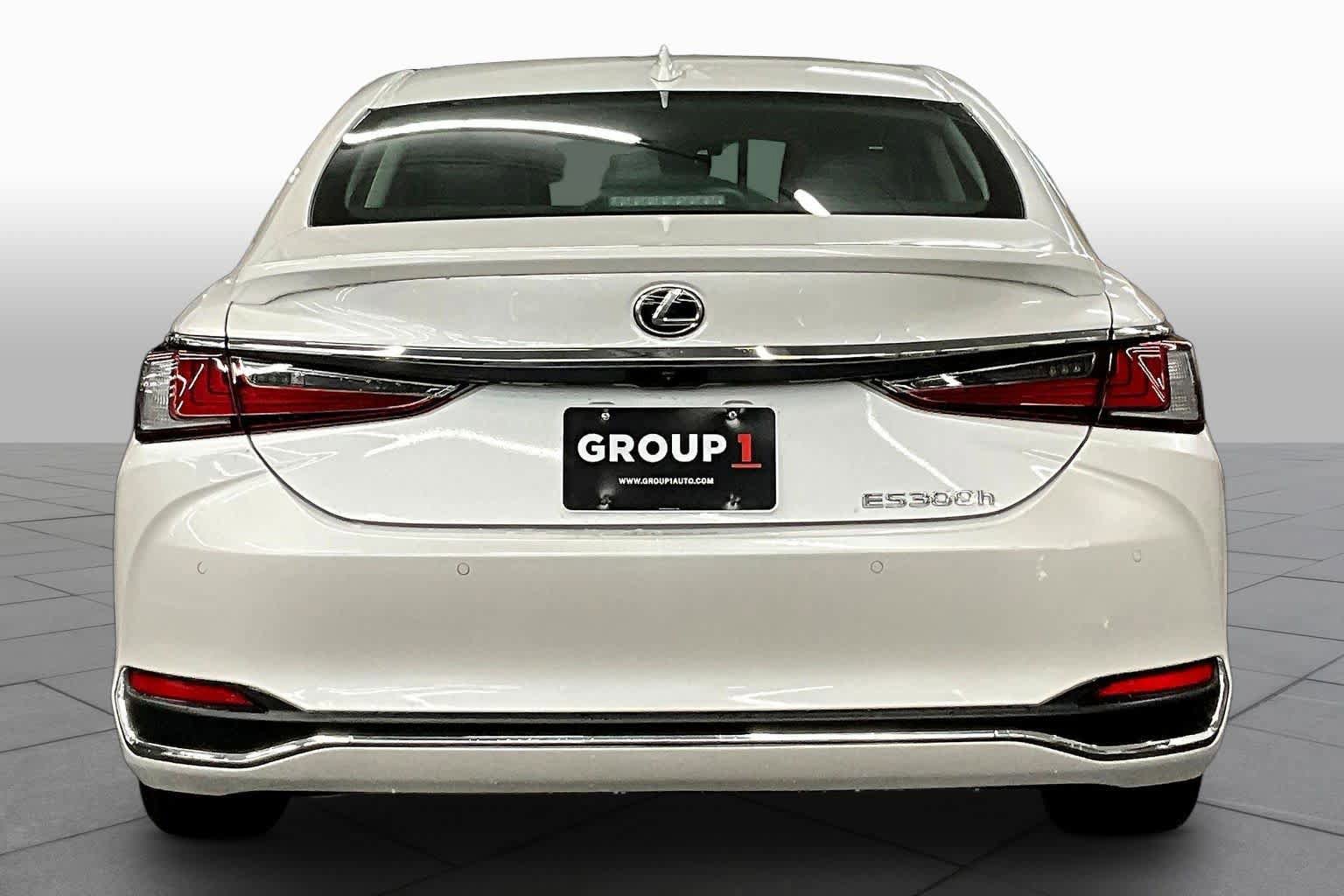Used 2025 Lexus ES 300h w/ Premium Package image 4