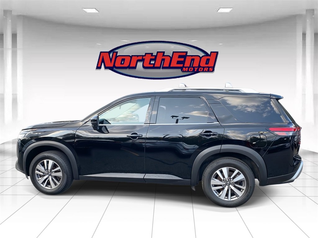 Used 2023 Nissan Pathfinder SL w/ Black Appearance Package image 4