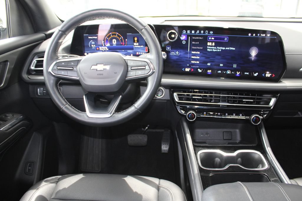 Used 2025 Chevrolet Traverse LT AWD/4WD image 2