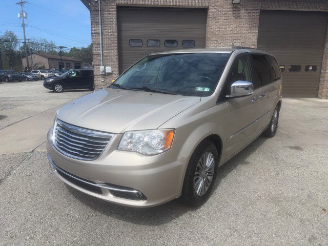 Used 2014 Chrysler Town & Country Touring-L w/ Driver Convenience Group FWD image 1