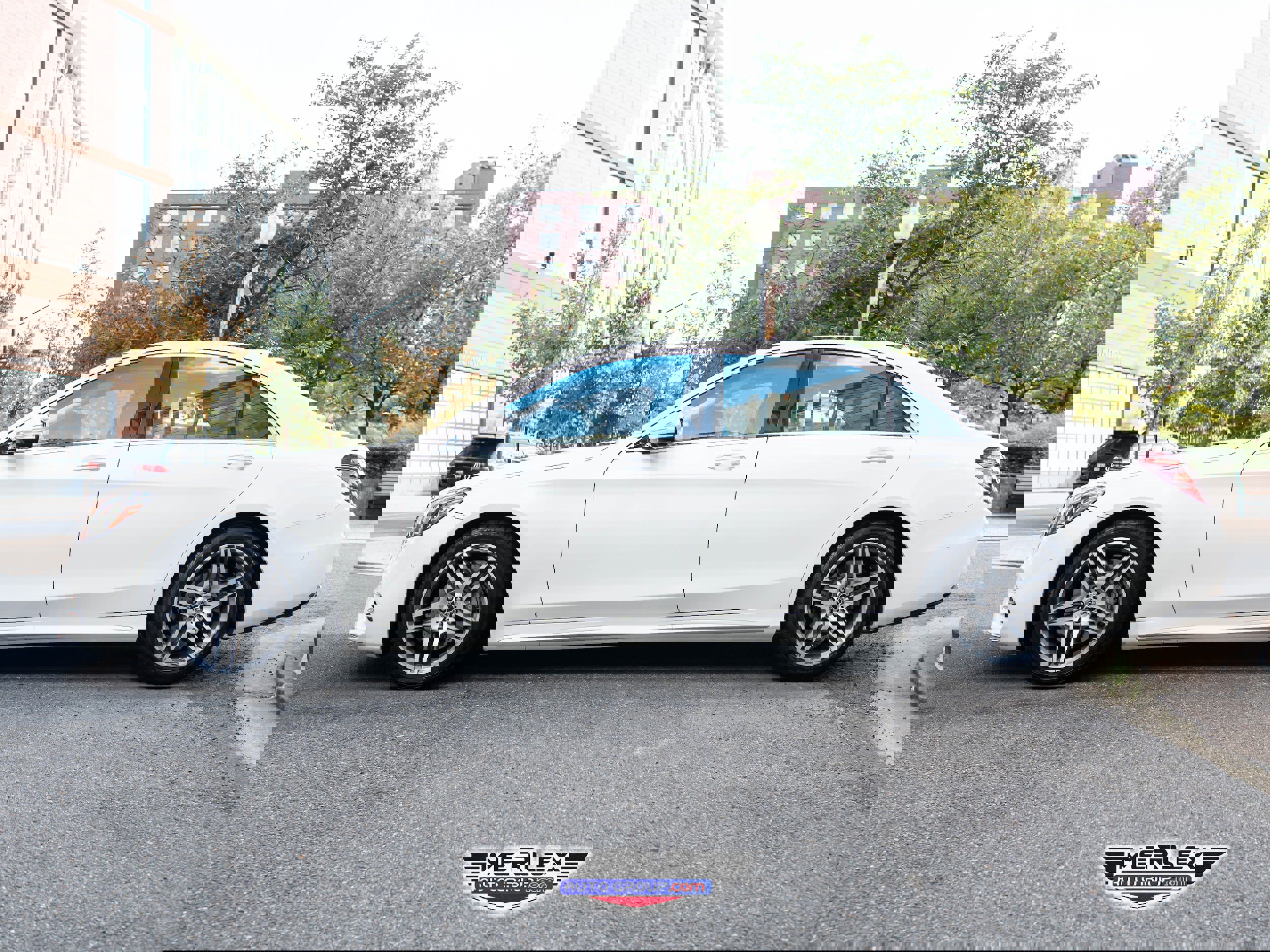 Used 2018 Mercedes-Benz S 560 4MATIC Sedan w/ AMG Line Exterior image 4