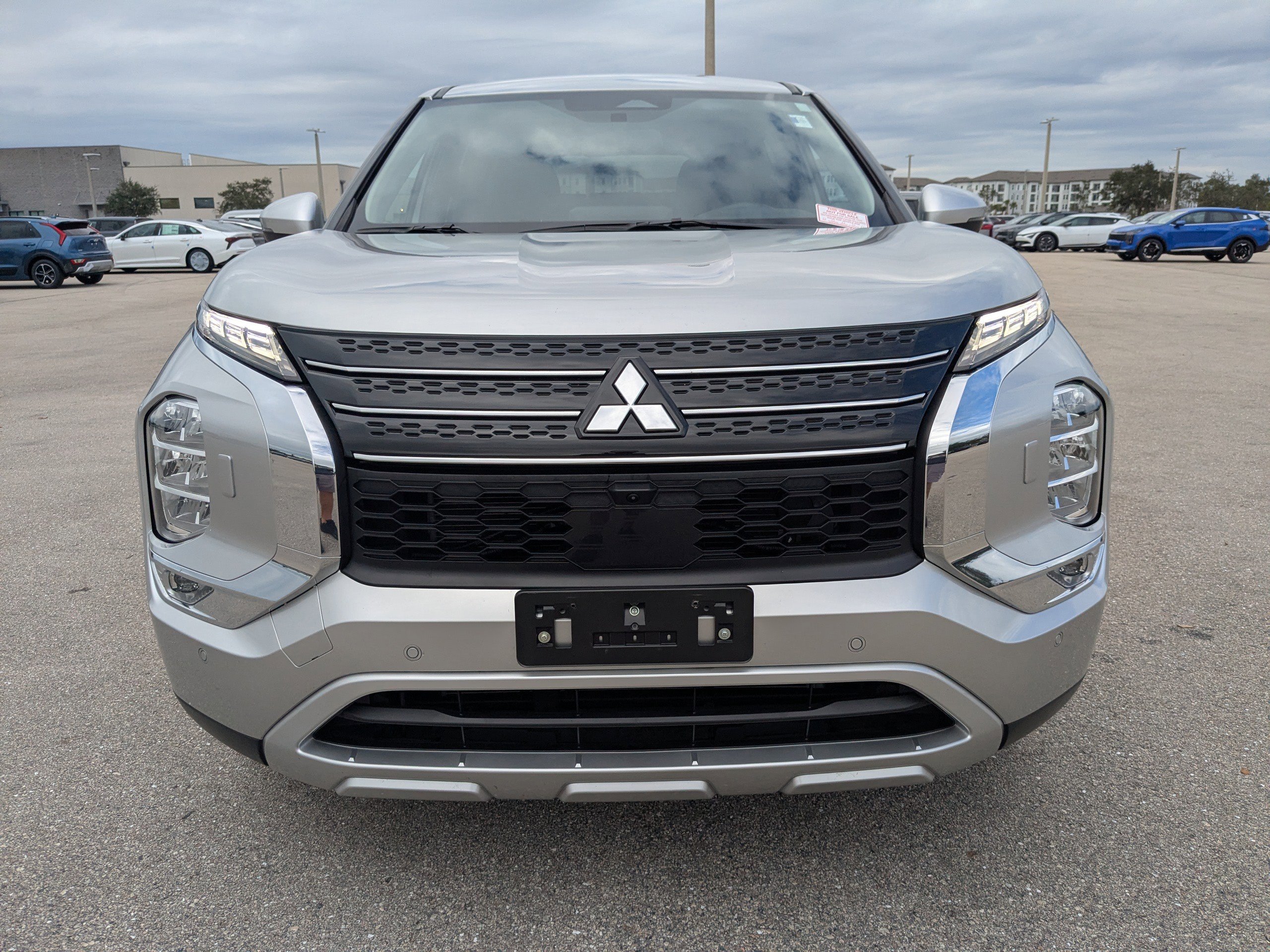 Used 2023 Mitsubishi Outlander SE image 3