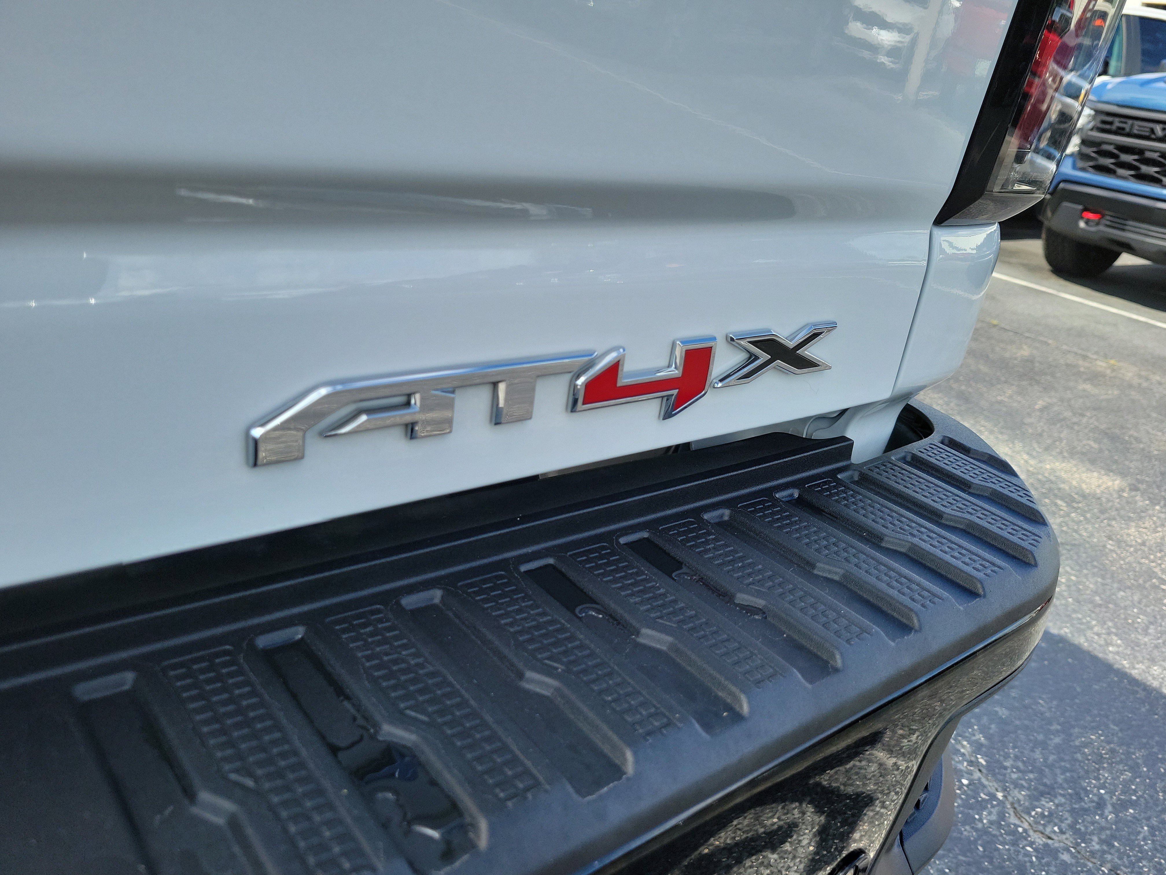 Used 2025 GMC Sierra 2500 AT4X AWD/4WD image 9