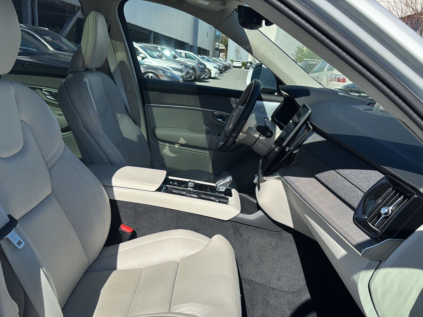 Used 2025 Volvo XC90 B6 Ultra w/ Lounge Package image 13