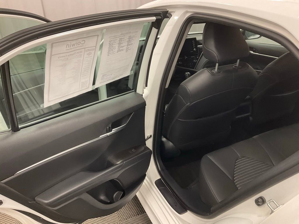 Used 2024 Toyota Camry SE image 30