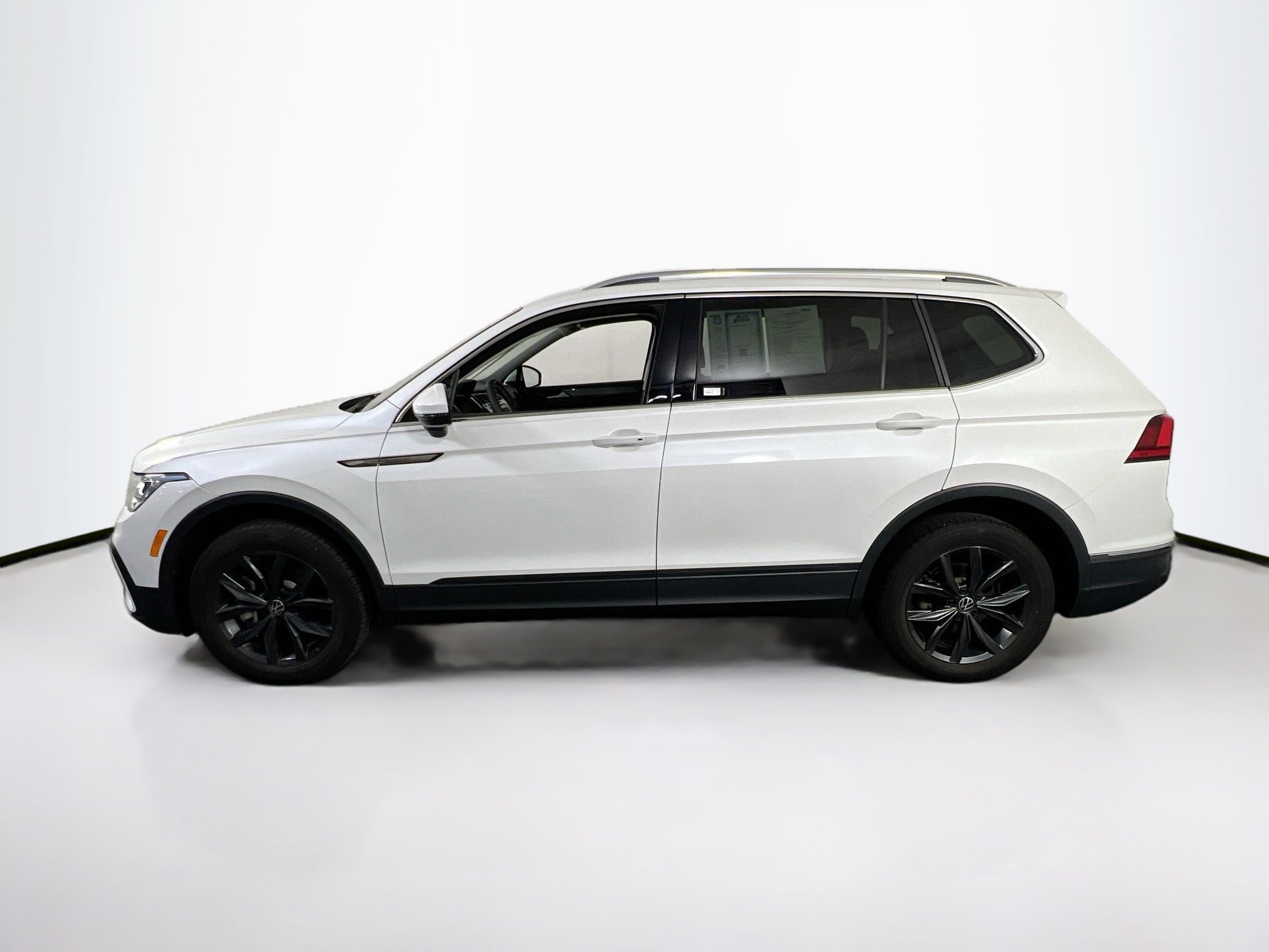 Used 2023 Volkswagen Tiguan SE image 8