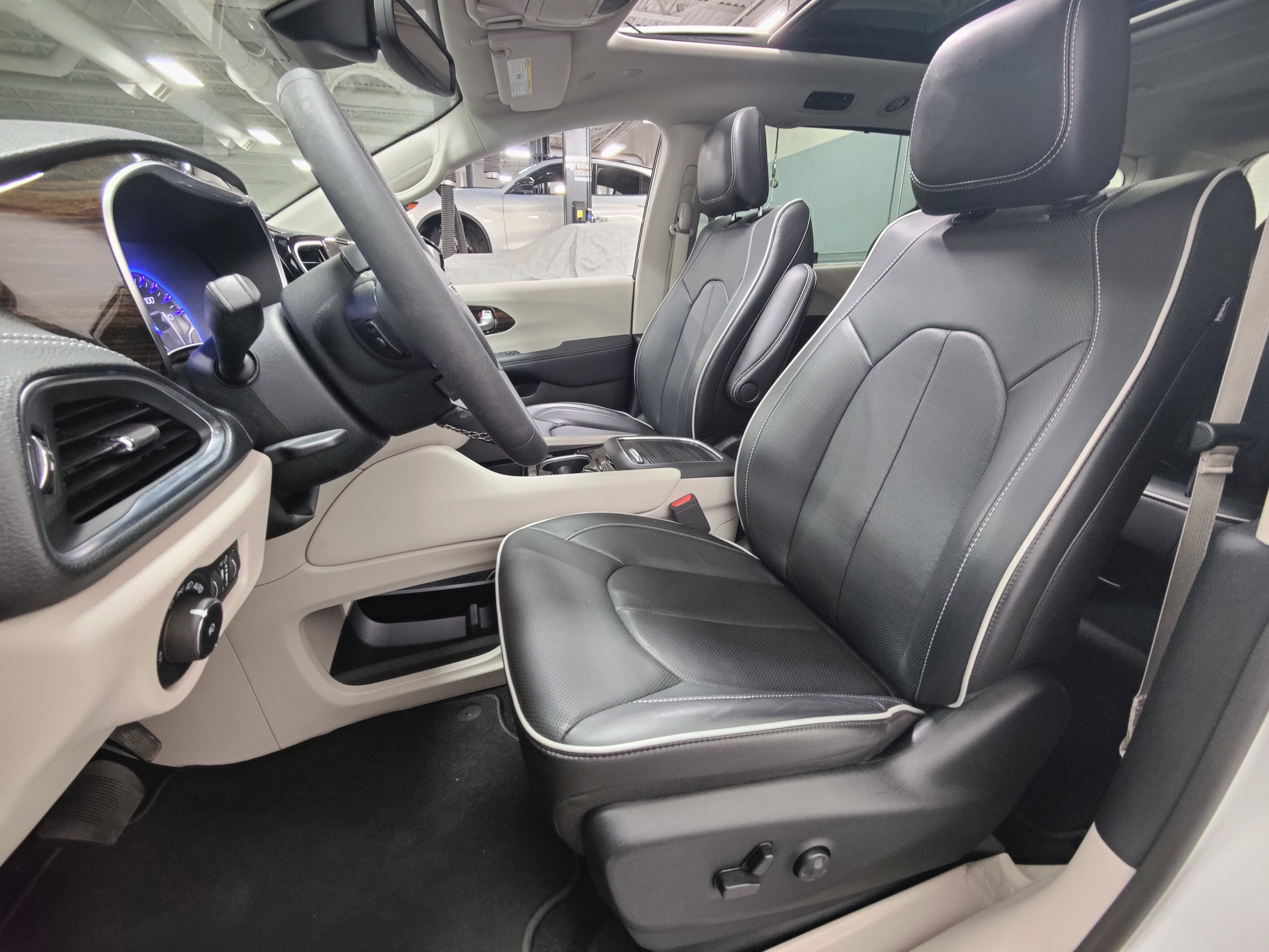 Used 2024 Chrysler Pacifica Limited image 19