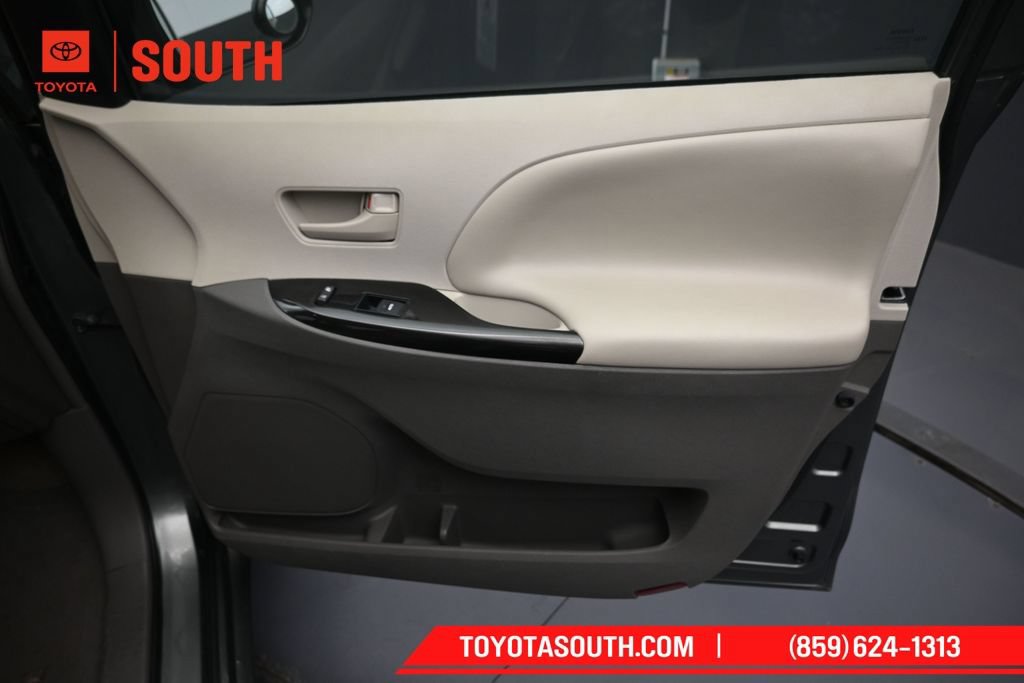 Used 2014 Toyota Sienna LE AWD/4WD image 28