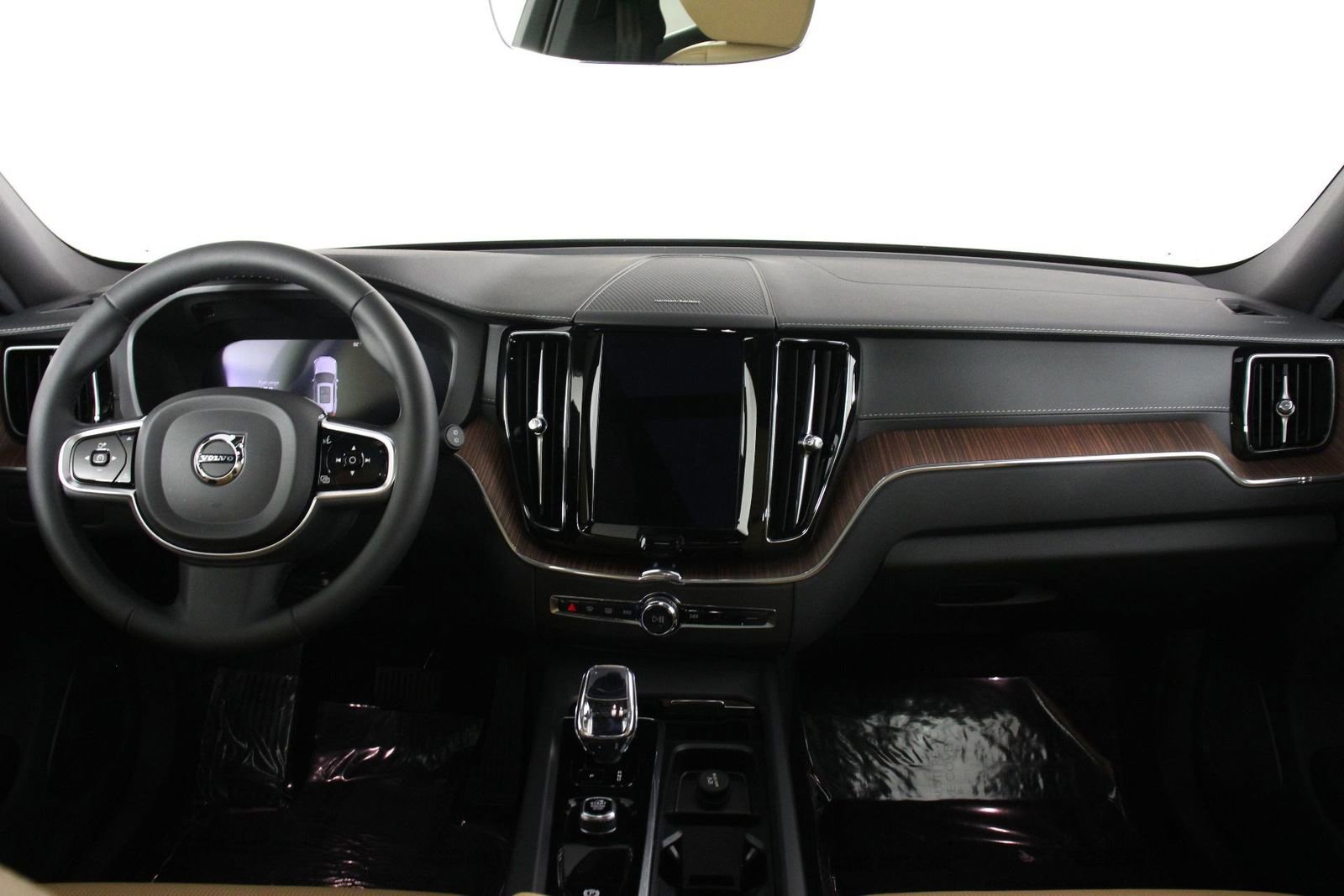 Certified 2023 Volvo XC60 B5 Ultimate w/ Climate Package image 7