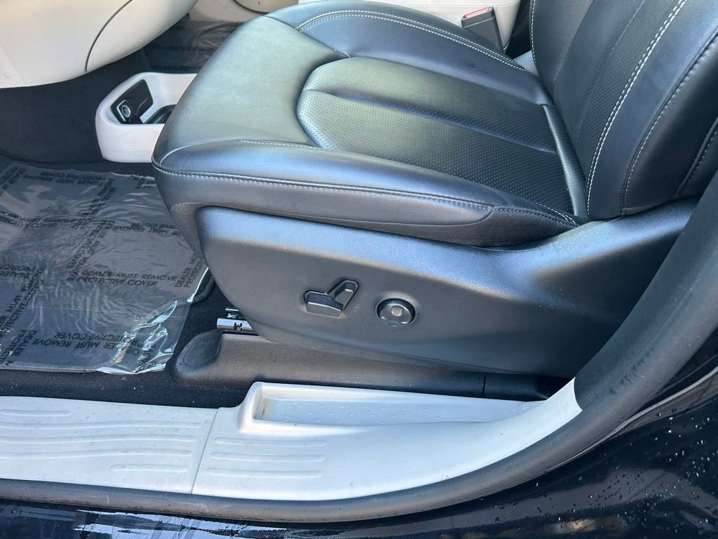 Certified 2024 Chrysler Pacifica Touring-L image 17