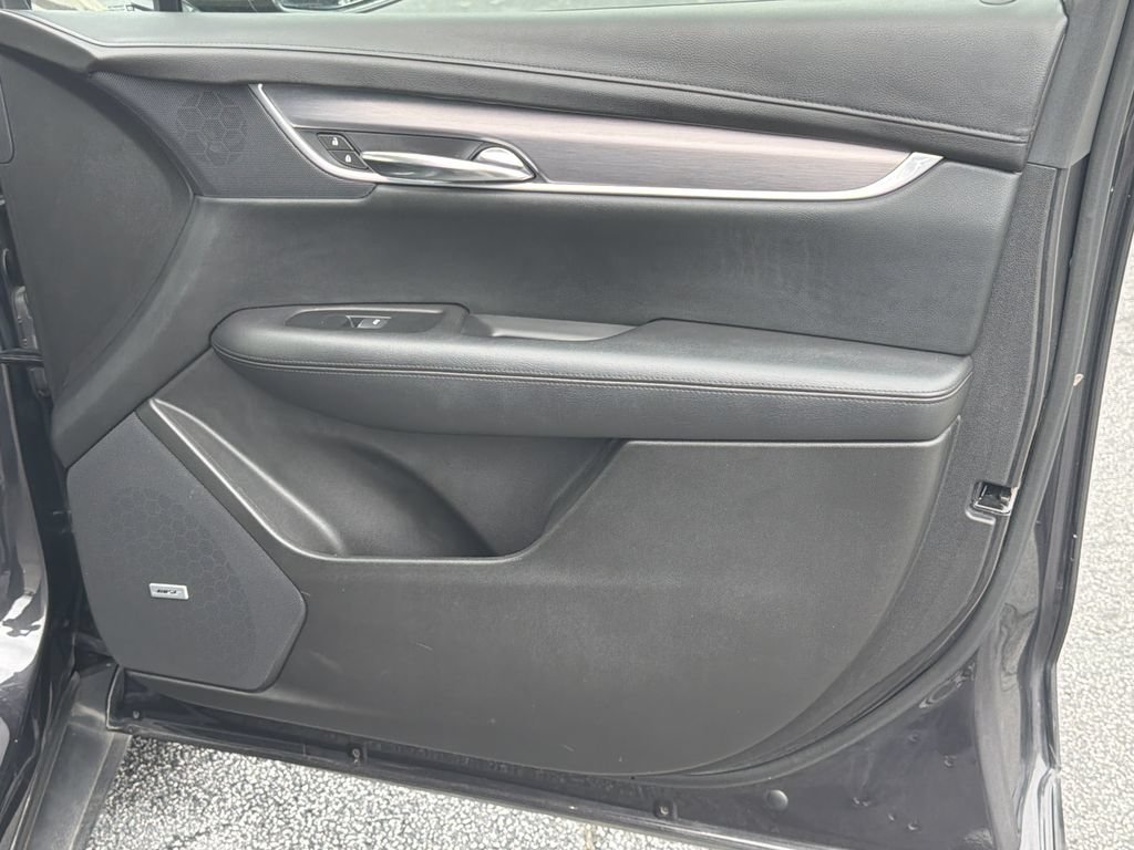 Used 2017 Cadillac XT5 Luxury w/ Driver Awareness Package FWD image 9