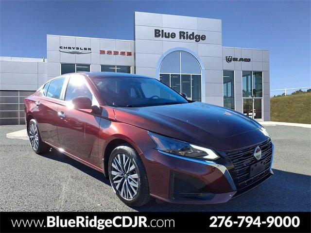 Used 2023 Nissan Altima 2.5 SV w/ SV Premium Package image 1