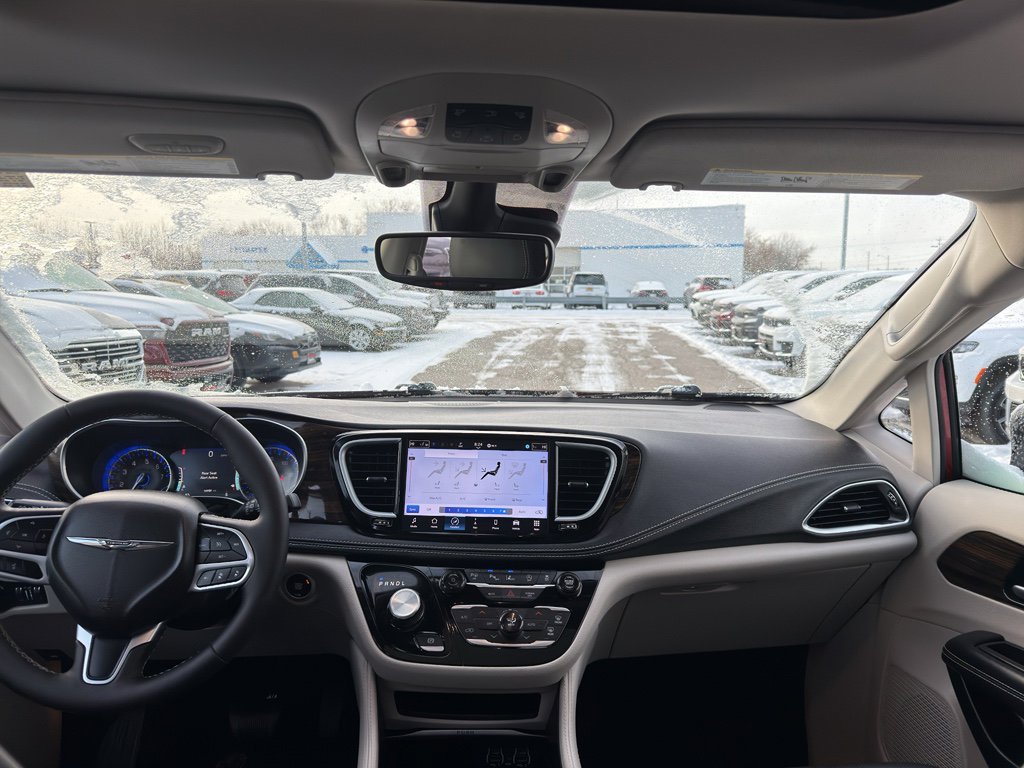 Used 2024 Chrysler Pacifica Limited image 28