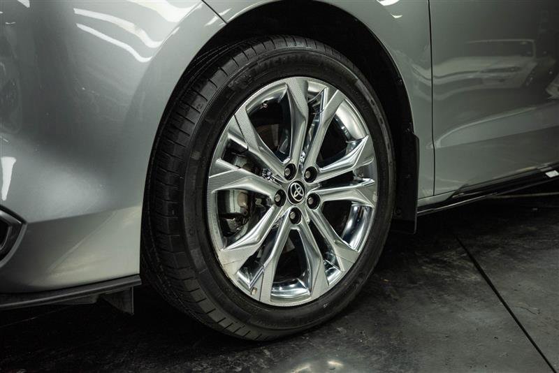 Used 2023 Toyota Sienna Platinum image 3