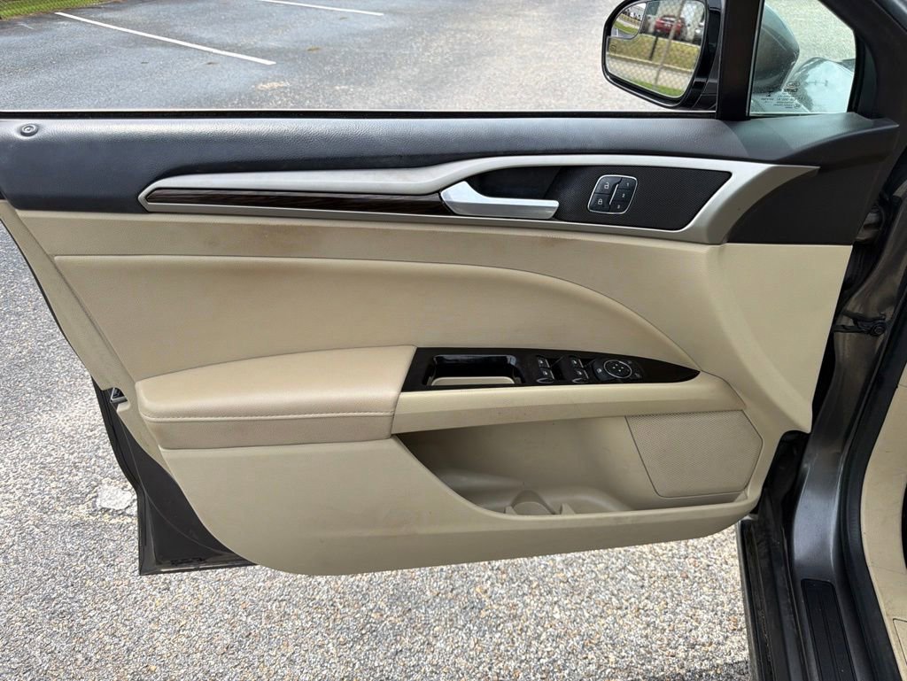 Used 2016 Ford Fusion SE w/ Equipment Group 202A FWD image 17