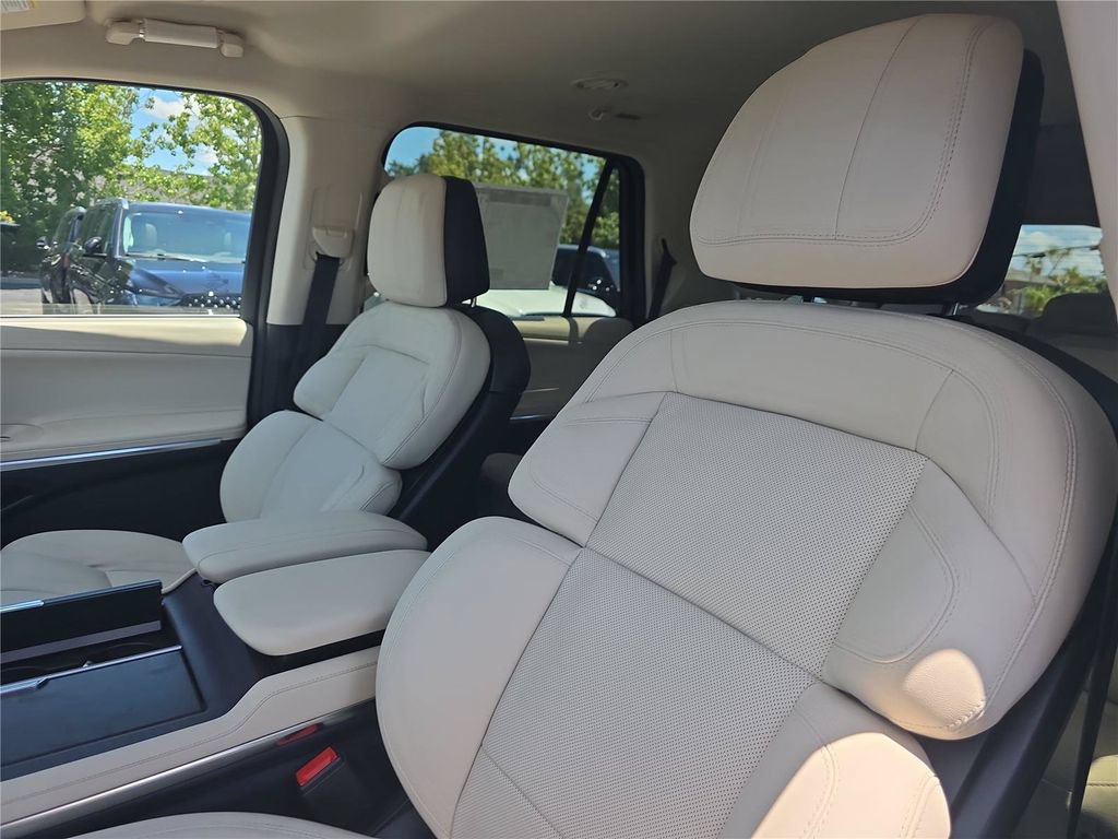 New 2027 Lincoln Navigator Premiere RWD image 12