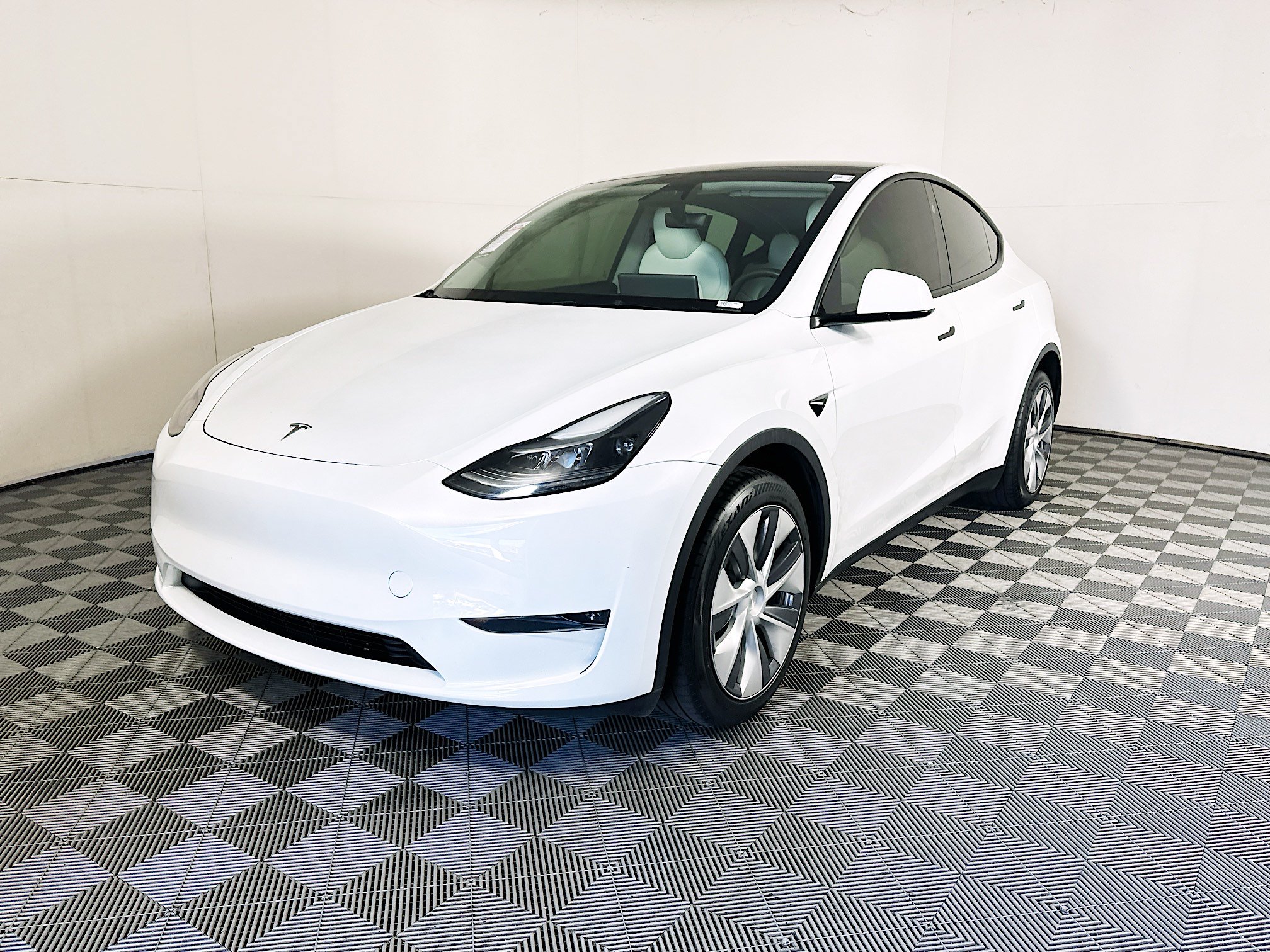 Used 2024 Tesla Model Y Long Range AWD/4WD image 7