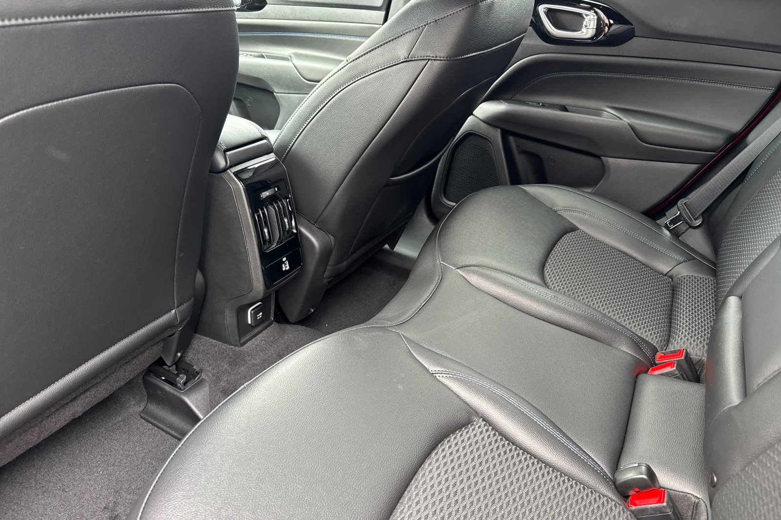 New 2026 Jeep Compass Latitude image 11