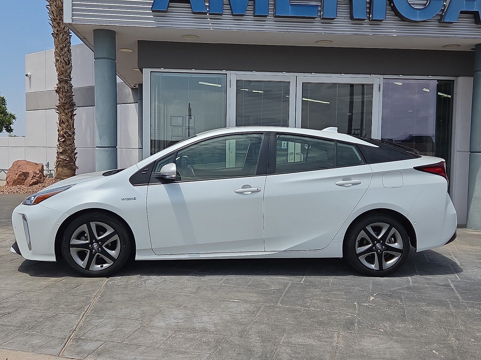 Used 2022 Toyota Prius XLE FWD image 3