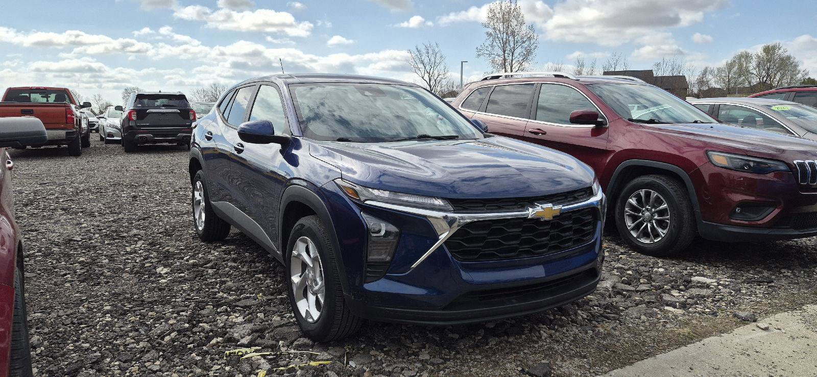 Used 2024 Chevrolet Trax LS w/ LS Convenience Package image 2