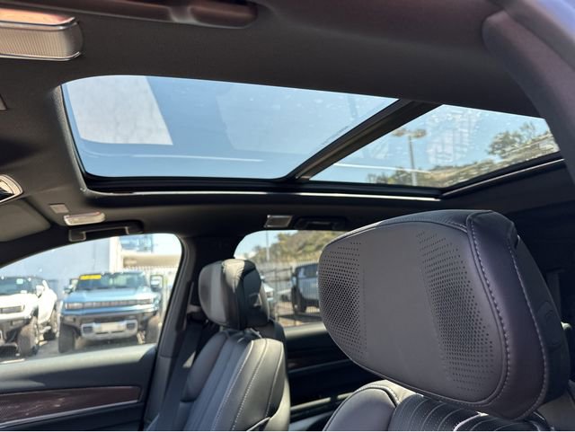 New 2026 Cadillac Vistiq Sport w/ LPO, Floor Liner Package AWD/4WD image 25