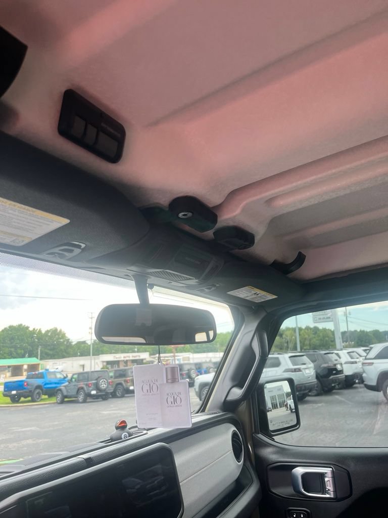 Used 2025 Jeep Gladiator Sport AWD/4WD image 11