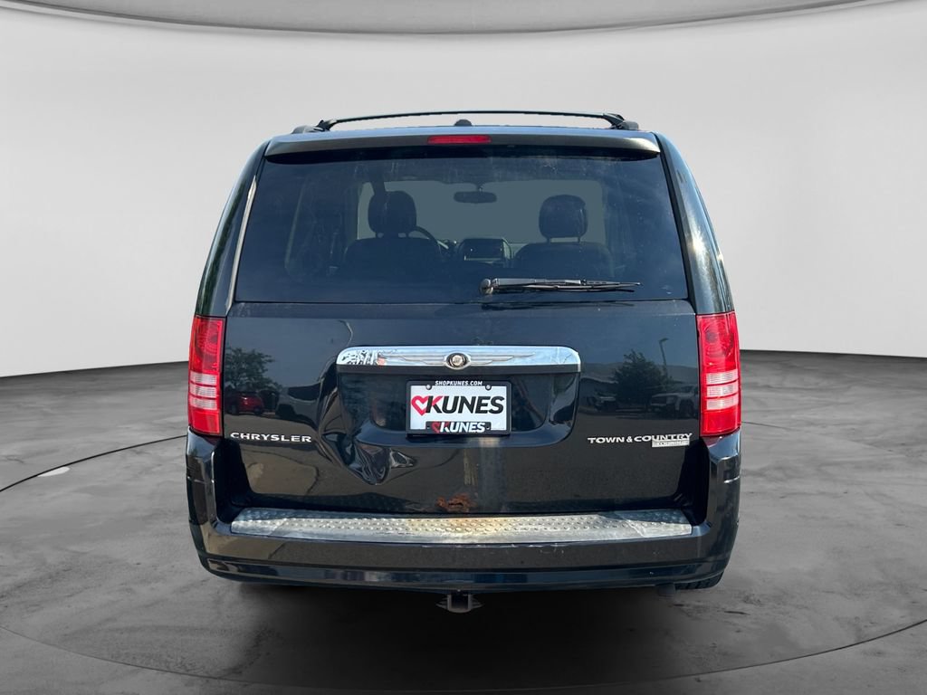 Used 2010 Chrysler Town & Country Touring FWD image 8