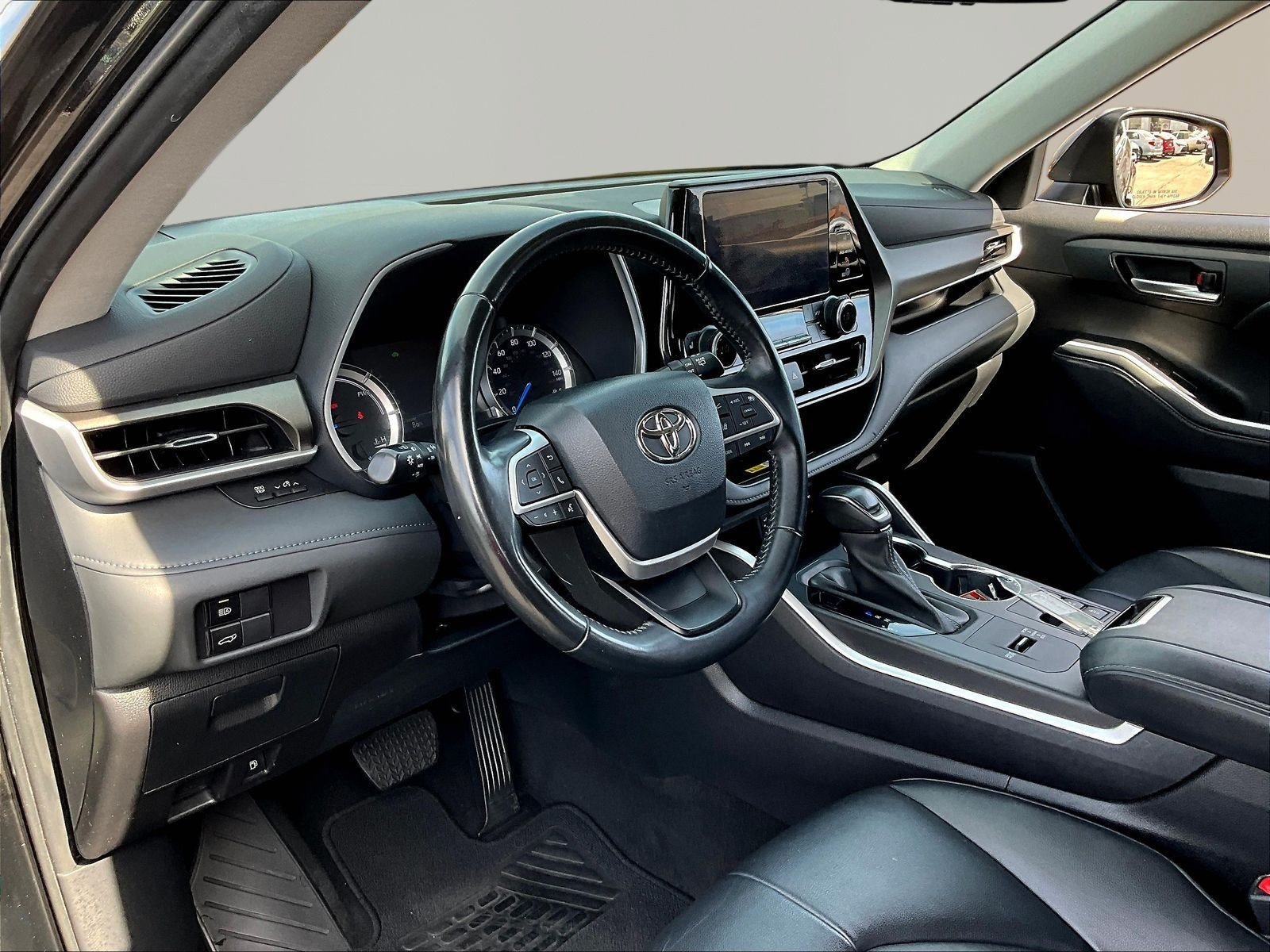 Used 2023 Toyota Highlander XLE AWD/4WD image 17