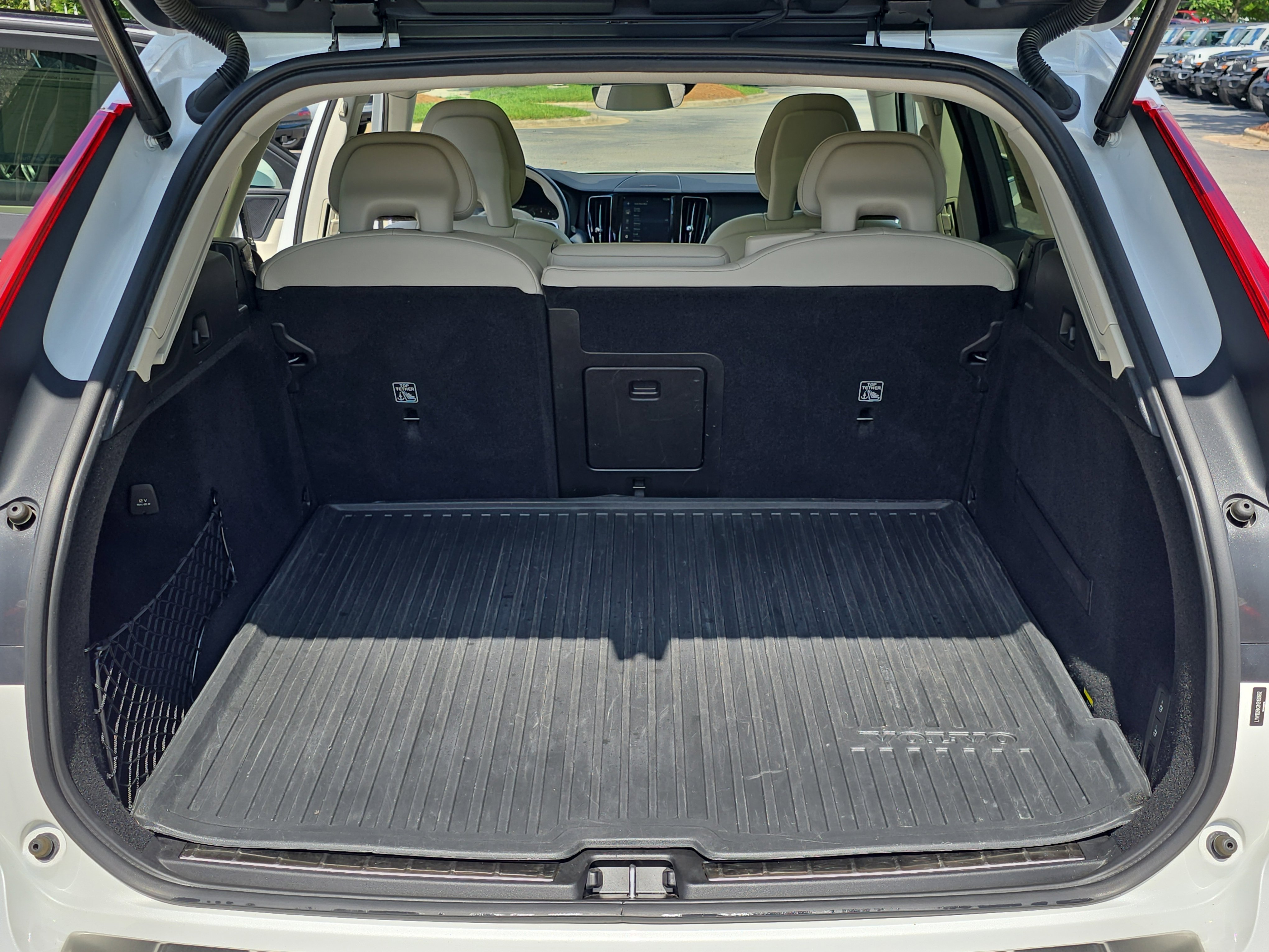 Used 2019 Volvo XC60 T5 Momentum w/ Multimedia Package AWD/4WD image 12