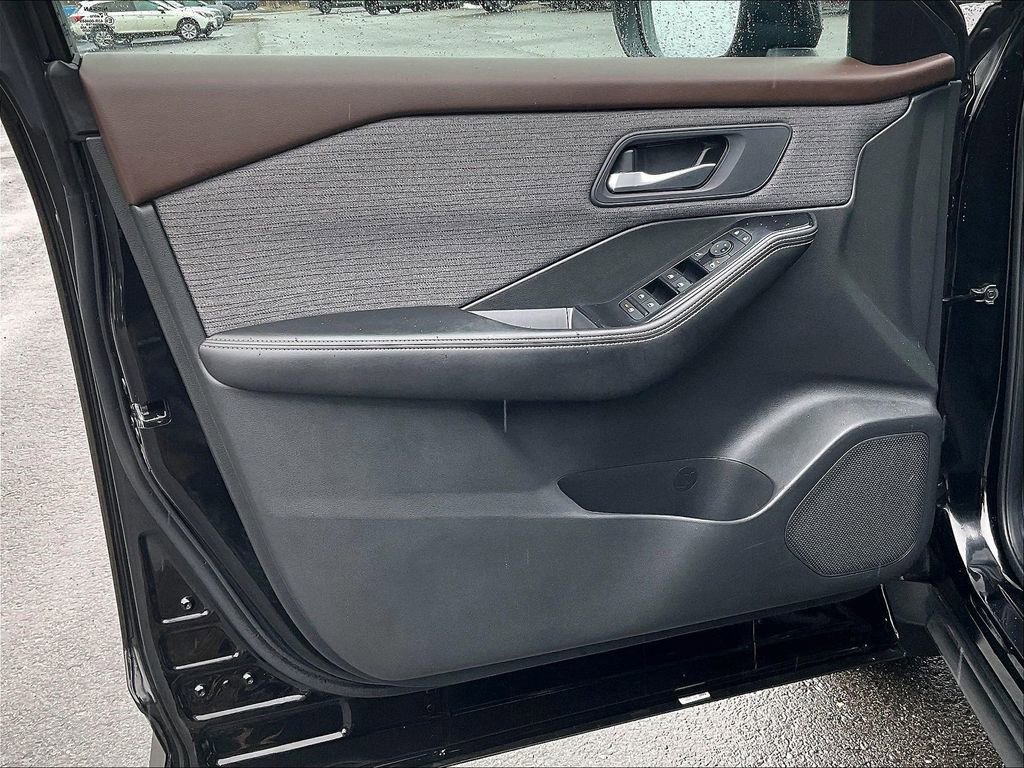 Used 2023 Nissan Rogue SV AWD/4WD image 9