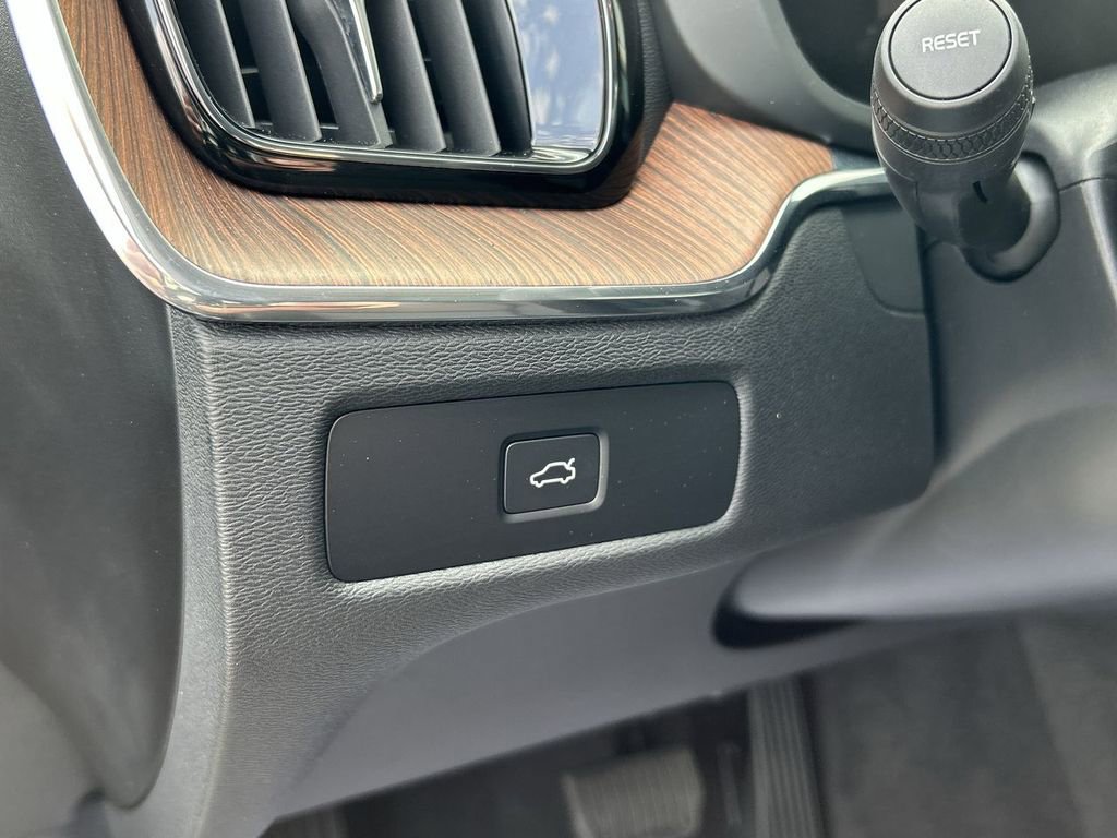 Certified 2024 Volvo XC60 B5 Plus w/ Protection Package Premier AWD/4WD image 17