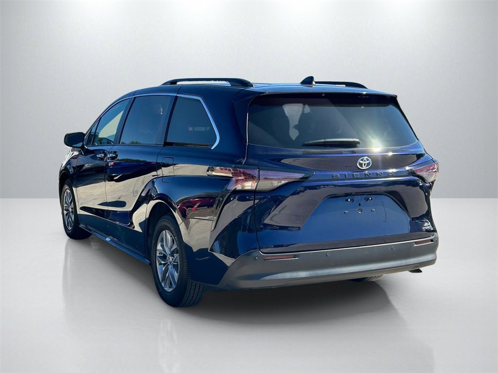 Used 2023 Toyota Sienna XLE image 7
