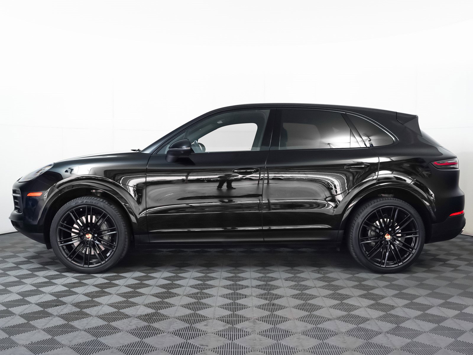 Used 2023 Porsche Cayenne image 2
