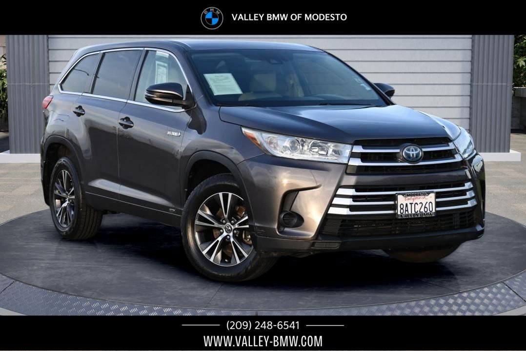Used 2017 Toyota Highlander LE image 1