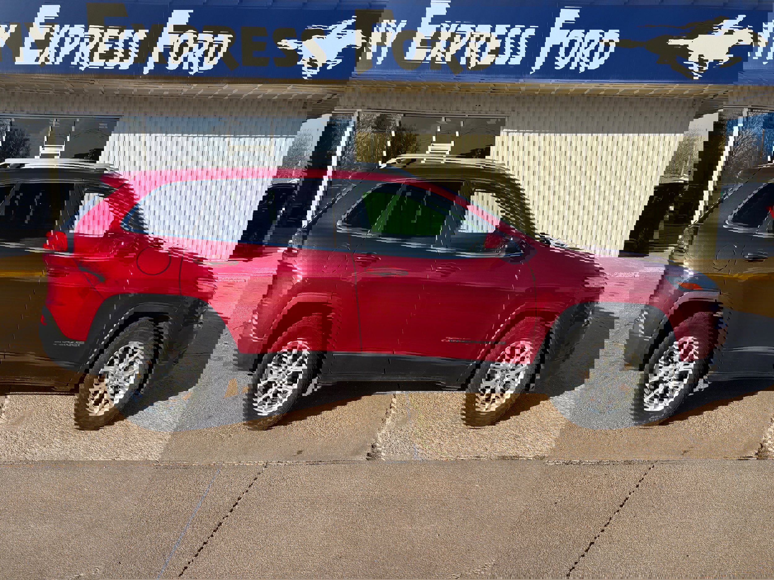 Used 2017 Jeep Cherokee Latitude image 2